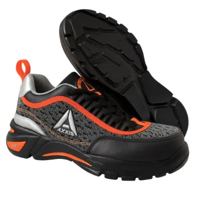 Fotografía de tenis hechos con los materiales más resistentes en el calzado industrial color negro con naranja.